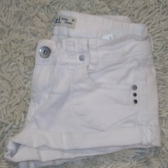 LEI small white shorts size 7 - Picture 3 of 8